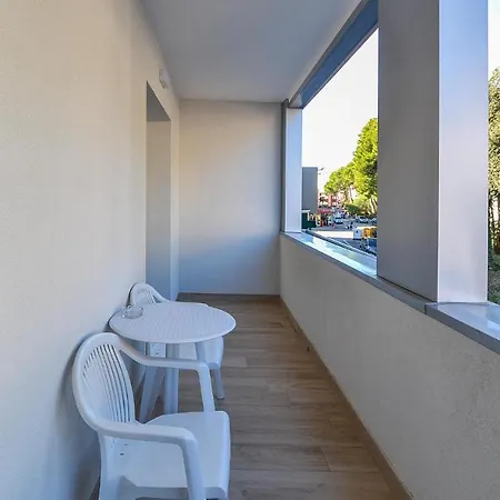 Apartment Beautiful In W/ Wifi, Outdoor Swimming Pool And 1 Bedrooms *